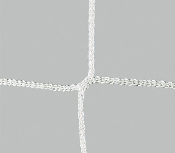 Weißes Netz mit quadratischem Maschenmuster vor grauem Hintergrund, Nahaufnahme.