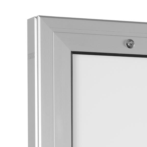 Moderner silberner Schaukasten mit verschlossenem Sichtfenster auf weißem Hintergrund.