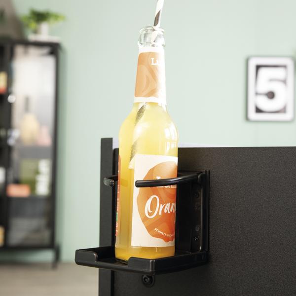 Getränkehalter am Tischkicker Rapido mit Flasche.