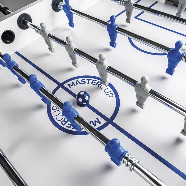 Detailansicht des Kickerspielfelds mit blauen und weißen Spielfiguren auf verchromten Spielstangen.