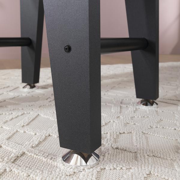 Schwarzes Tischbein eines Kickertisches mit verchromtem Standfuß auf Teppich.