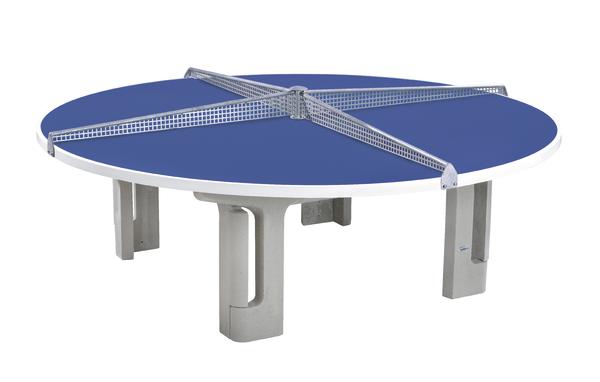 Blauer Outdoor-Tischtennistisch mit vier Netzen und stabilem Betonfuß für mehrere Spieler.
