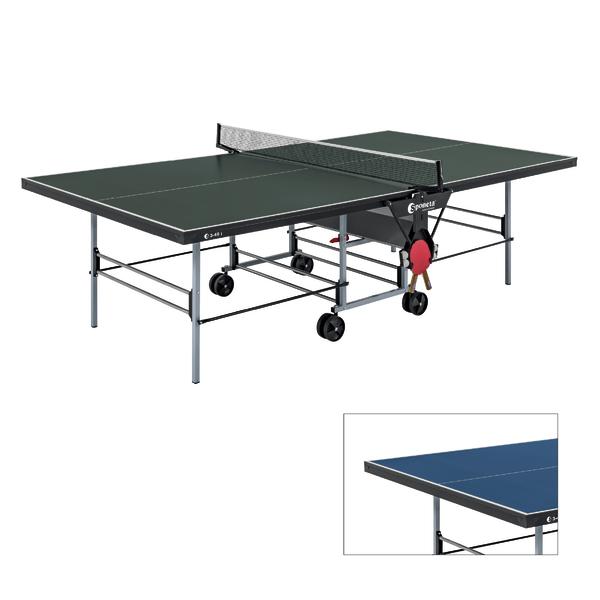 Tischtennisplatte mit Netz, Rollen und Schlägern, ideal für Indoor- und Outdoor-Spiel.