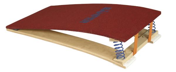 Rotes Trampolin mit Holzrahmen und blauen Federn für Kinder zum Springen.