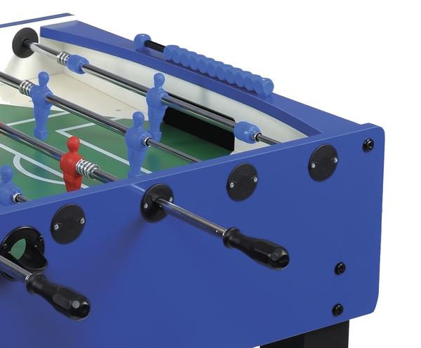 Blauer Tischkicker mit roten und blauen Spielfiguren und schwarzen Griffen auf grüner Spielfläche.
