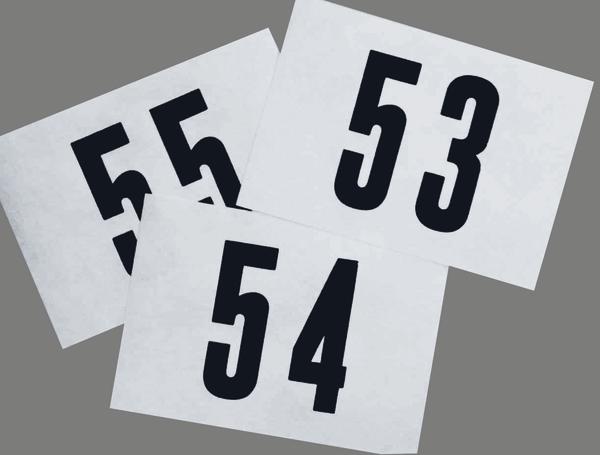 Weiße Karten mit den schwarzen Zahlen 53, 54, 55 und 56 auf grauem Hintergrund.
