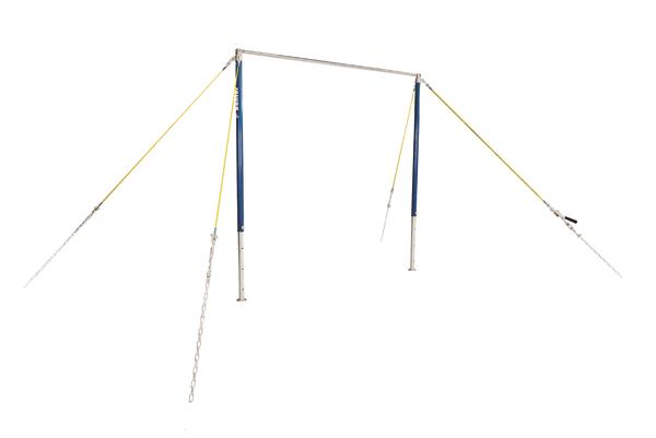 Stabiles Turnreck mit vier Beinen und Spannseilen auf weißem Hintergrund.