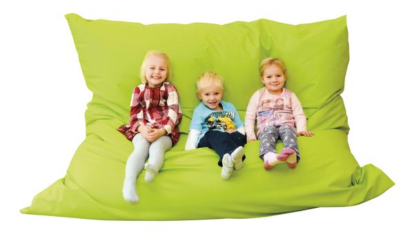 Drei lachende Kinder sitzen auf einem großen grünen Sitzsack vor weißem Hintergrund.
