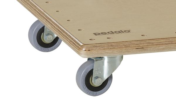 Transportroller aus Holz mit vier grauen Lenkrollen für einfache Mobilität und Transport.