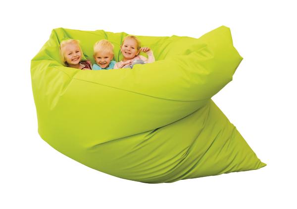 Drei lachende Kinder sitzen in einem großen, grünen Sitzsack auf weißem Hintergrund.