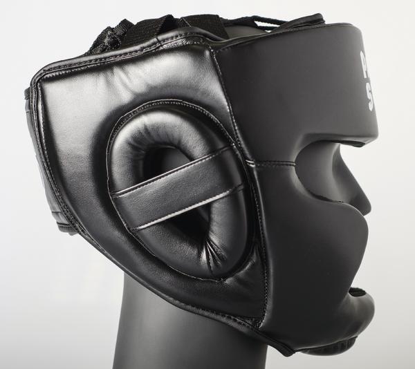 Schwarzer Box-Helm aus Leder mit Ohrenschutz und Kinnriemen, seitliche Ansicht.