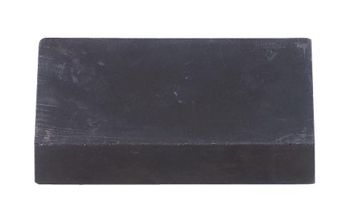 Schwarzer rechteckiger Tauchstein aus Gummi auf weißem Hintergrund, isoliert.