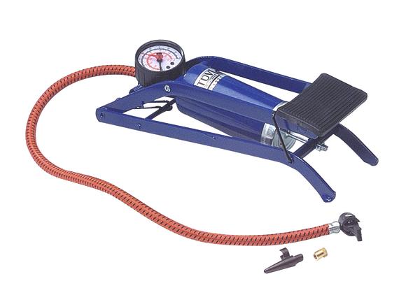 Fußluftpumpe mit Manometer und rotem Schlauch zum Aufpumpen von Reifen und Bällen.