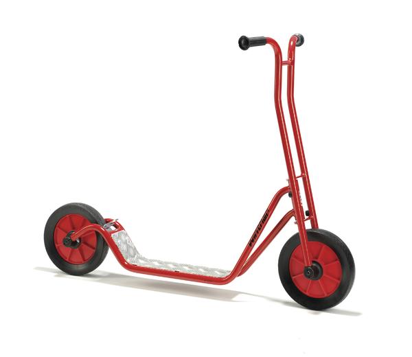 Roter Tretroller mit zwei großen Rädern und Metall-Trittfläche auf weißem Hintergrund.