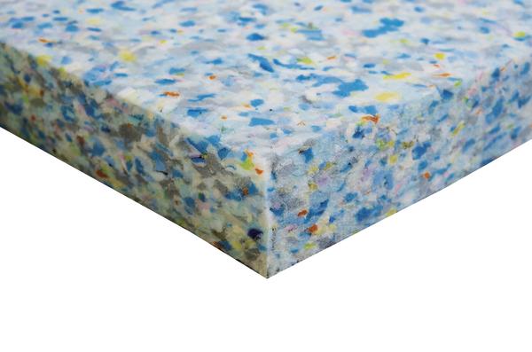 Nahaufnahme einer bunten Schaumstoffplatte aus recyceltem Material für Polsterungen.