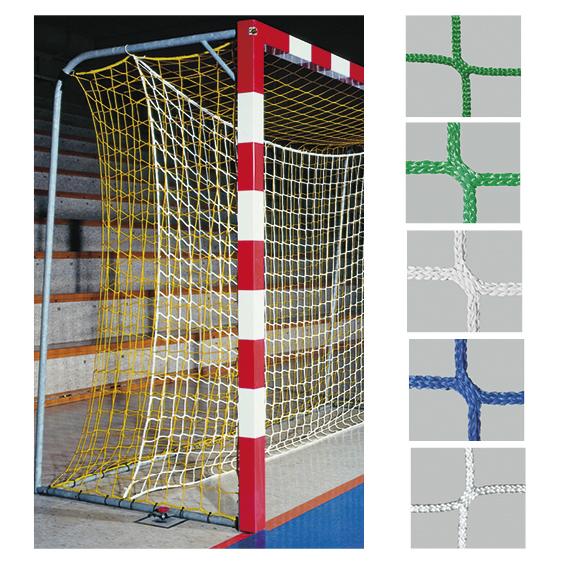 Handballtor mit gelbem und weißem Netz in Sporthalle vor Tribüne. Netzdetails in verschiedenen Farben.