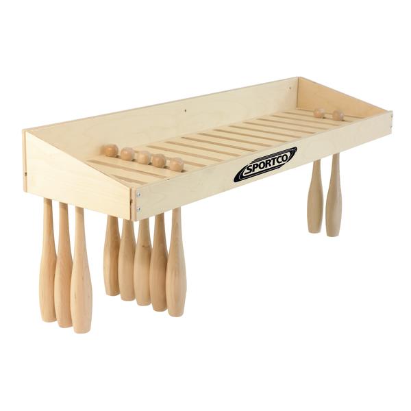 Sportgerät Keulenständer aus Holz mit mehreren Gymnastikkeulen und Ablagefläche.