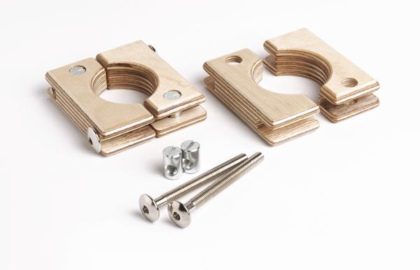 Holzschellen mit Schrauben und Metallmuttern zur Befestigung von Rohren oder Stangen.