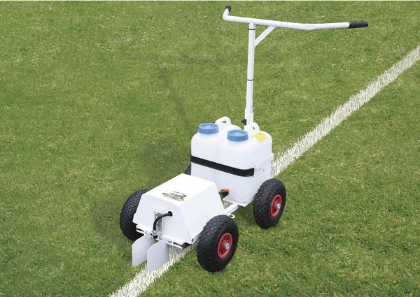 Markierwagen auf Rasen zeichnet weiße Spielfeldlinie für Sportplatzpflege.