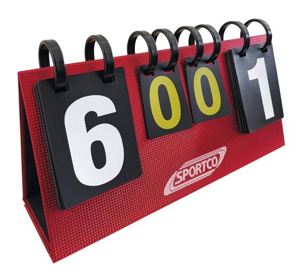 Klappbare Spielstandanzeige von Marke Sportco mit rotem Standfuß und umklappbaren Zahlentafeln in Schwarz mit weißen und gelben Ziffern.