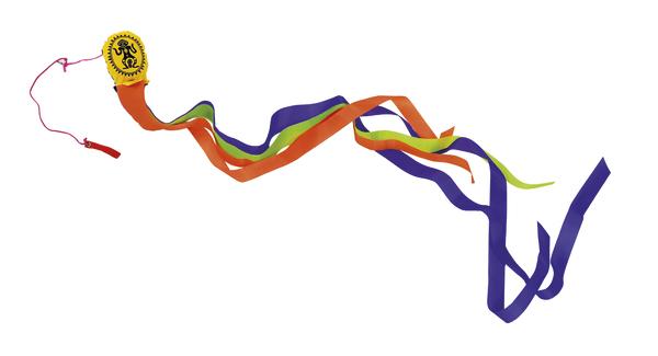 Bunter Drachen mit gelbem Drachenkopf und langen, farbigen Schwänzen auf weißem Hintergrund.