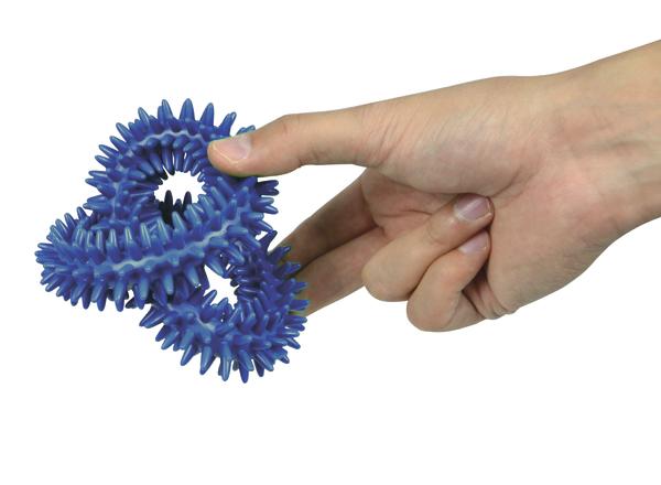 Hand hält blauen, stacheligen Massage- oder Stressball aus flexiblem Material.
