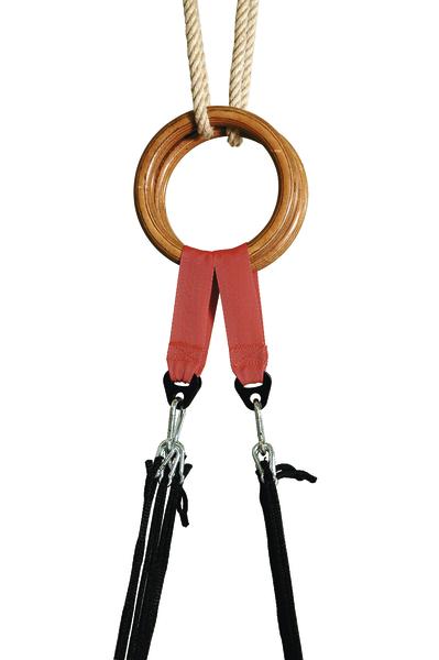 Turnring aus Holz mit roten Gurten und schwarzen Karabinern, an Seil aufgehängt, weißer Hintergrund