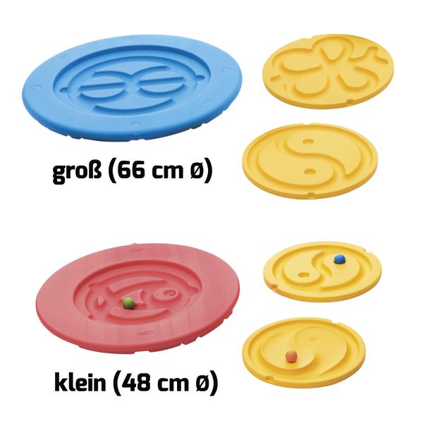 Großes blaues Labyrinth-Balance-Board mit 66 cm Durchmesser, Gelbe Labyrinth-Balance-Boards mit verschiedenen Mustern, Kleines rotes Labyrinth-Balance-Board mit 48 cm Durchmesser und Kugel.