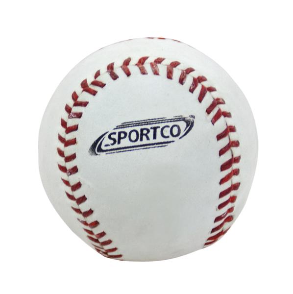 Baseball mit roter Naht und Sportco-Logo auf weißem Hintergrund.