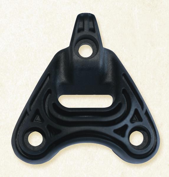 Schwarzes dreieckiges Kunststoff-Befestigungsteil mit drei Bohrungen und Schlitz.