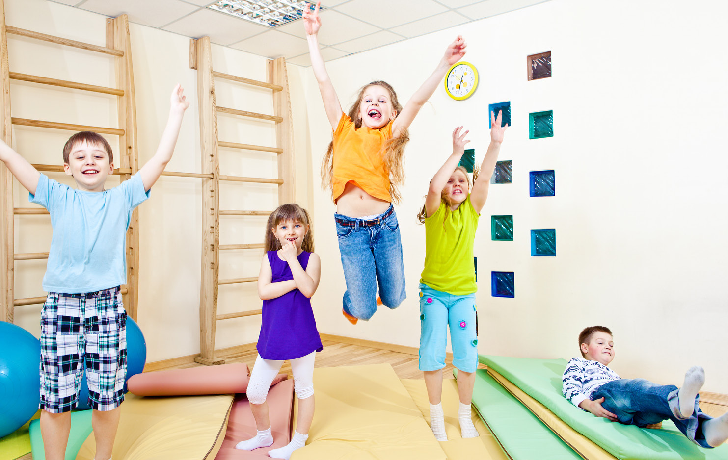 Kinder spielen in einem Turnraum