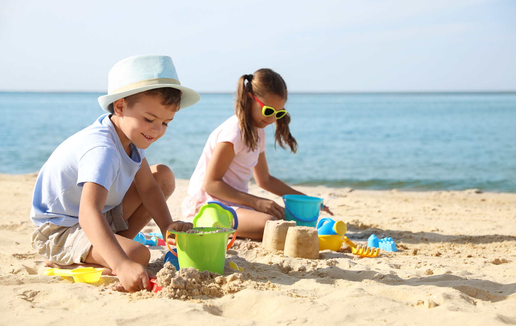 Zwei Kinder spielen im Sand