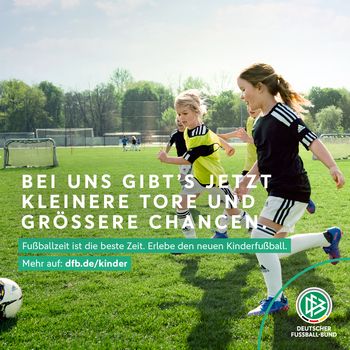 DFB-Bild mit Kinder, die den Fußball spielen