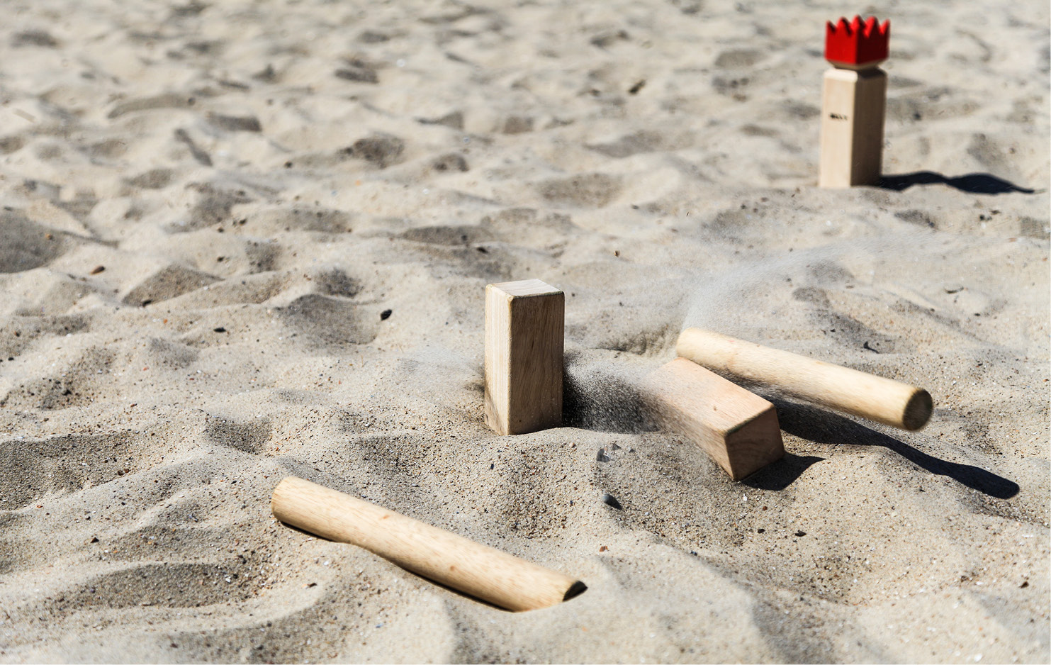 Holzklötze vom Wikinger-Schach im Sand
