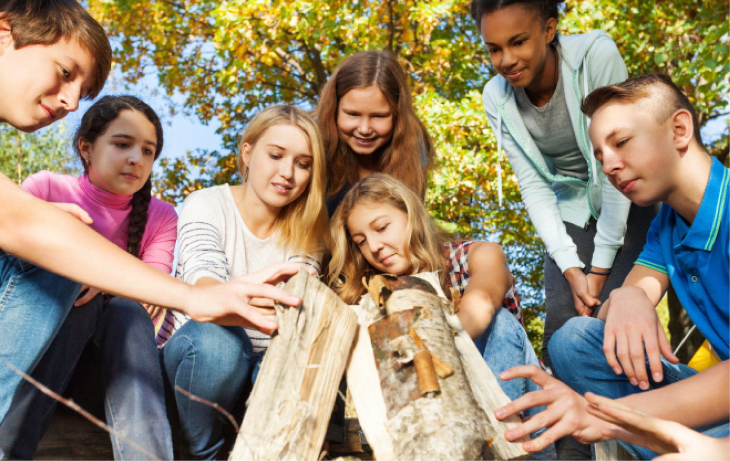 Jugendliche stapeln gemeinsam Holz