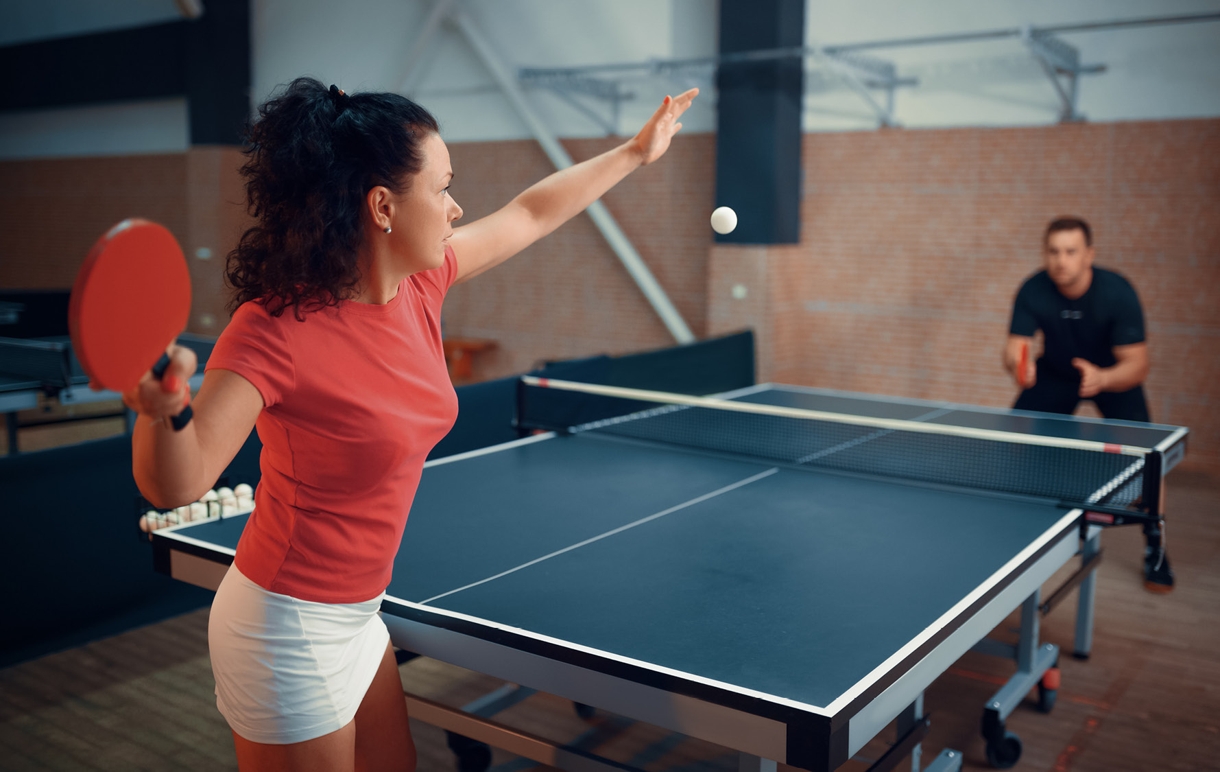 Tischtennisbelag auf Holz wird aufgeklebt