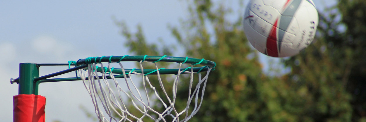 Wurf eines Netball-Balls auf einen Korb